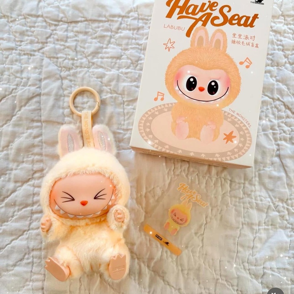 LABUBU - HAVE A SEAT VINYL PLUSH -Sisi
(Box and foil sealed)
